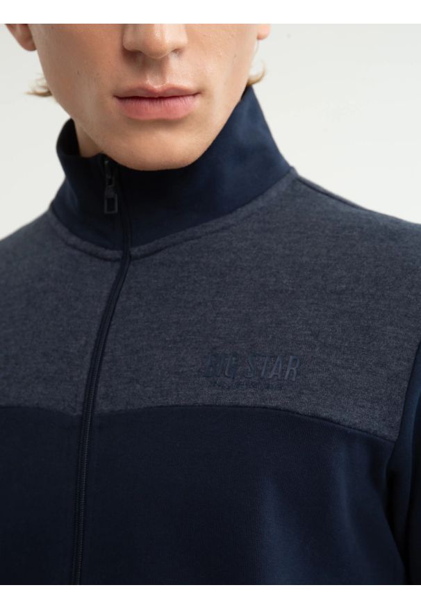 Big-Star - Bluza męska ze stójką granatowa Joe 403. Okazja: na co dzień. Typ kołnierza: kołnierzyk stójkowy. Kolor: niebieski. Materiał: bawełna, jeans. Wzór: aplikacja, melanż, nadruk. Sezon: jesień, zima. Styl: klasyczny, casual