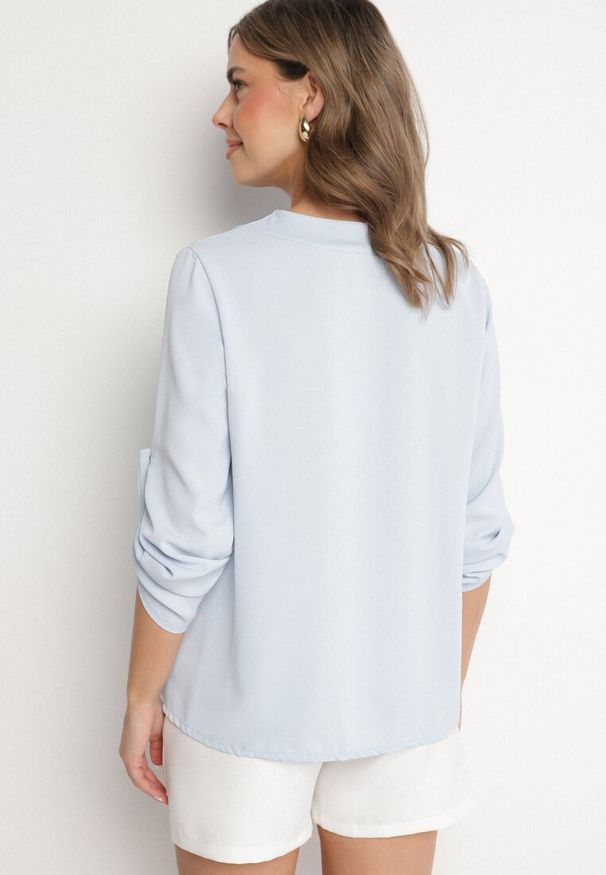 Born2be - Jasnoniebieska Bluzka o Trapezowym Kroju z Dekoltem w Serek i Podpinanymi Rękawami Aslimi. Typ kołnierza: dekolt w serek. Kolor: niebieski. Materiał: jeans, materiał. Styl: elegancki, klasyczny