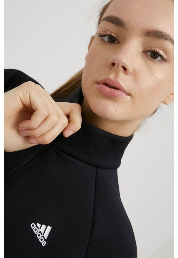 Adidas - adidas bluza damska kolor czarny gładka. Kolor: czarny. Materiał: materiał, skóra. Długość rękawa: raglanowy rękaw. Wzór: gładki