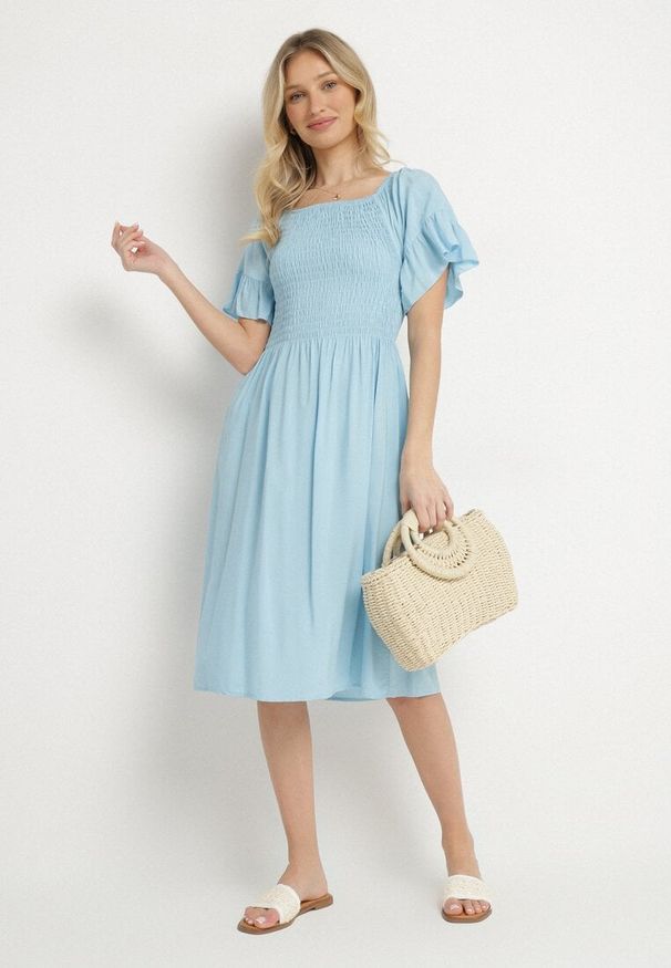 Born2be - Jasnoniebieska Rozkloszowana Sukienka Bawełniana z Bufiastymi Rękawami i Elastyczną Górą Veliova. Okazja: na co dzień. Kolor: niebieski. Materiał: bawełna. Styl: casual, elegancki