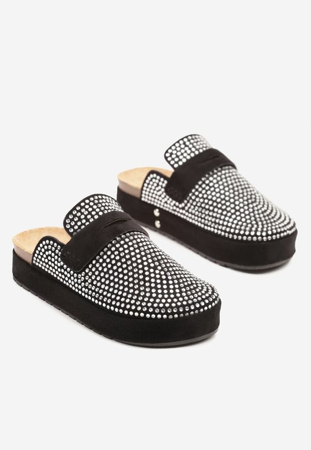 Renee - Czarne Klapki Ozdobione Paskiem i Cyrkoniami Aludessa. Okazja: na co dzień. Kolor: czarny. Materiał: jeans. Wzór: ażurowy, aplikacja. Obcas: na płaskiej podeszwie. Styl: casual, elegancki