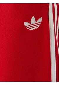 Adidas - adidas Spodnie dresowe adicolor KE3498 Czerwony Loose Fit. Kolor: czerwony. Materiał: bawełna #3