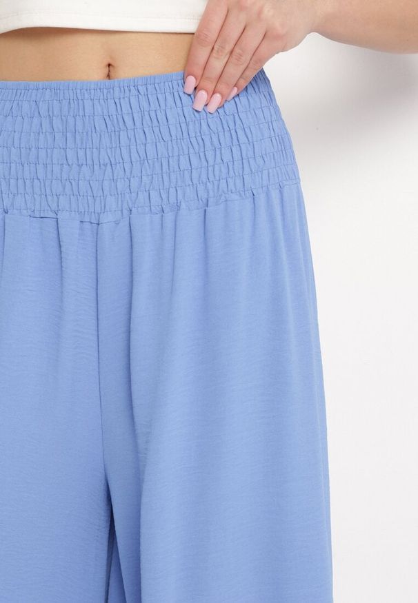 Born2be - Niebieskie Spodnie Szerokie o Długości 3/4 z Gumką w Pasie Marinesta. Kolor: niebieski. Materiał: tkanina, materiał. Sezon: wiosna, lato