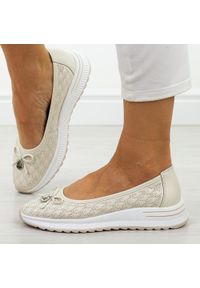 Beżowe skórzane baleriny damskie Filippo Dp6718/26. Okazja: na co dzień, na spacer. Nosek buta: okrągły. Kolor: beżowy. Materiał: skóra. Szerokość cholewki: normalna. Wzór: ażurowy. Sezon: wiosna, lato, jesień. Styl: casual, klasyczny, elegancki #1