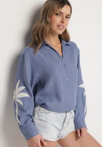 Born2be - Niebieska Koszula Ozdobiona Haftem na Rękawach Natiluna. Typ kołnierza: kołnierzyk klasyczny. Kolor: niebieski. Materiał: jeans. Wzór: haft, aplikacja. Styl: klasyczny #7