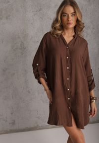Renee - Brązowa Pudełkowa Sukienka Bawełniana Oversize z Dekoltem w Serek Elavellis. Okazja: na co dzień. Typ kołnierza: dekolt w serek. Kolor: brązowy. Materiał: bawełna. Typ sukienki: oversize. Styl: casual, elegancki #1