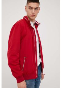 Cross Jeans kurtka przeciwdeszczowa męska kolor czerwony przejściowa. Okazja: na co dzień. Typ kołnierza: kaptur. Kolor: czerwony. Styl: casual