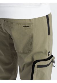 Ombre Clothing - Męskie spodnie JOGGERY z zapinanymi kieszeniami cargo - jasnooliwkowe V1 - Rozmiar: S. Kolor: oliwkowy. Materiał: guma, tkanina, elastan, bawełna. Wzór: nadruk #4
