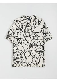 Sinsay - Koszula z wiskozą ze wzorem abstrakcyjnym - kremowy. Kolor: kremowy. Materiał: wiskoza #1