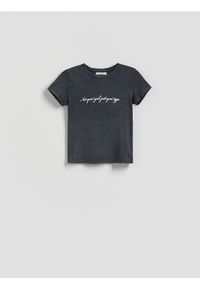 Reserved - T-shirt z nadrukowanym napisem - ciemnoszary. Kolor: szary. Materiał: dzianina, bawełna. Wzór: napisy #1