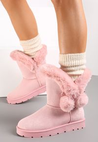 Renee - Różowe Śniegowce z Futerkiem i Pomponami Teido. Nosek buta: okrągły. Kolor: różowy. Materiał: futro. Sezon: jesień, zima. Obcas: na obcasie. Wysokość obcasa: niski #1
