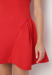 Born2be - Czerwona Taliowana Sukienka z Odkrytymi Plecami Florreti. Typ kołnierza: dekolt na plecach. Kolor: czerwony. Typ sukienki: dopasowane #3