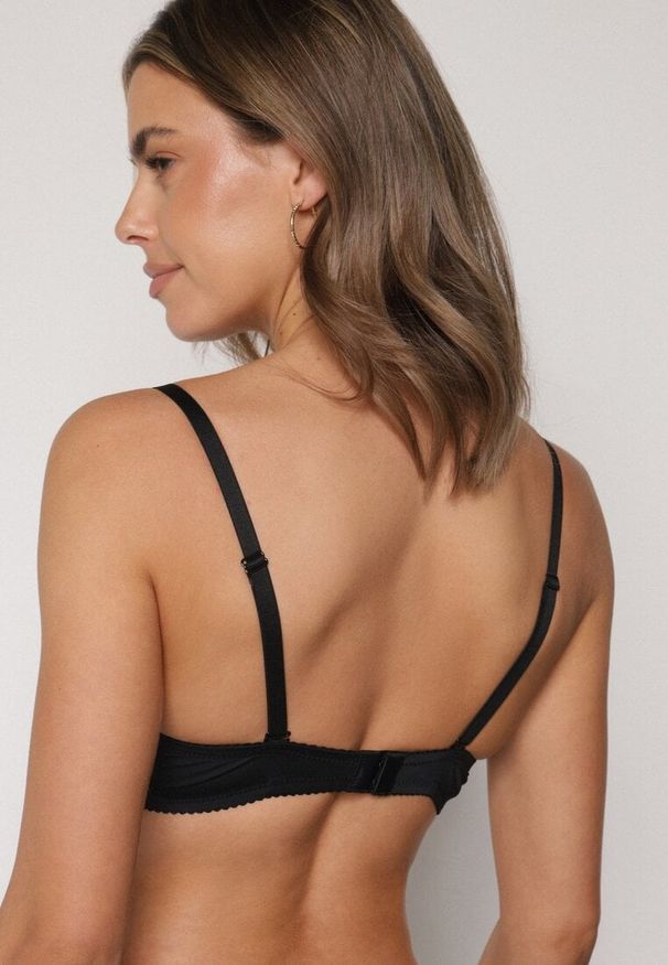 Born2be - Czarny Klasyczny Biustonosz o Gładkim Wykończeniu Lamisa. Kolor: czarny. Wzór: gładki