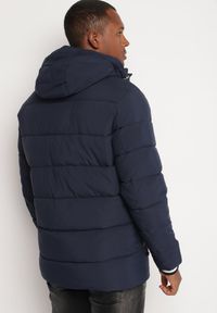 Born2be - Granatowa Pikowana Kurtka z Odpinanym Kapturem i Ściągaczami w Paski przy Rękawach Atinthea. Okazja: na co dzień. Kolor: niebieski. Materiał: jeans. Wzór: paski. Styl: elegancki, casual #3
