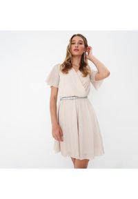 Mohito - Sukienka mini z metalizowaną nitką - Kremowy. Kolor: kremowy. Długość: mini #1