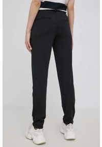 Vero Moda spodnie damskie kolor czarny dopasowane medium waist. Kolor: czarny. Materiał: dzianina #3