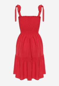 Renee - Czerwona Sukienka z Bawełny Ozdobiona Wiązaniem Tollasea. Okazja: na spacer, na co dzień. Kolor: czerwony. Materiał: bawełna. Wzór: aplikacja. Sezon: lato. Typ sukienki: proste. Styl: casual, elegancki #5