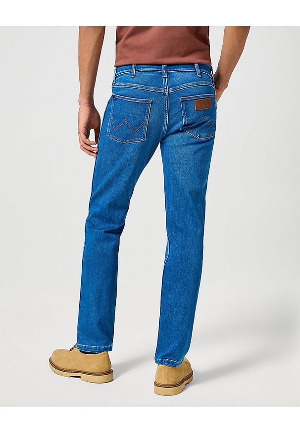 Wrangler - WRANGLER MĘSKIE SPODNIE JEANSOWE GREENSBORO AZURE SKY 112358222 W15Q017440