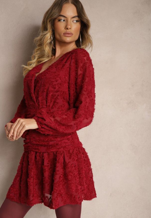 Renee - Bordowa Sukienka z Koronki o Taliowanym Fasonie z Kopertową Górą Nelabine. Kolor: czerwony. Materiał: koronka. Wzór: koronka. Sezon: lato, wiosna. Typ sukienki: kopertowe. Styl: elegancki, klasyczny