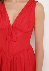 Born2be - Czerwona Sukienka Vices o Rozkloszowanym Kroju z Wiązaniem Foliseia. Okazja: na co dzień. Typ kołnierza: dekolt w kształcie V. Kolor: czerwony. Materiał: jeans, poliester. Długość rękawa: bez rękawów. Styl: klasyczny, casual, elegancki #2