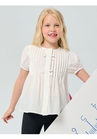 Sinsay - Bluzka z plisowanym przodem i kokardami - biały. Typ kołnierza: kokarda. Kolor: biały #1