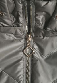 Born2be - Zielona Pikowana Kurtka Przejściowa o Prostym Kroju z Kapturem Vimoris. Okazja: na spacer, na co dzień. Typ kołnierza: kaptur. Kolekcja: plus size. Kolor: zielony. Materiał: poliester, jeans. Styl: casual, elegancki #3