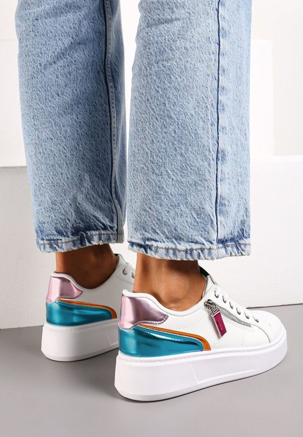 Born2be - Biało-Niebieskie Sneakersy na Platformie Ozdobione Suwakami Halimedia. Nosek buta: okrągły. Zapięcie: sznurówki. Kolor: biały. Materiał: materiał. Wzór: aplikacja. Obcas: na platformie. Wysokość obcasa: niski