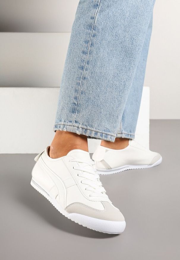 Born2be - Białe Sneakersy w Stylu Klasycznych Tenisówek Dellasia. Okazja: na co dzień. Kolor: biały. Materiał: jeans. Szerokość cholewki: normalna. Sezon: lato, wiosna