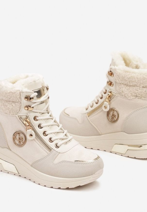 Renee - Beżowe Sneakersy na Koturnie za Kostkę z Metaliczną Ozdobą i Suwakiem Sinelara. Okazja: na co dzień. Wysokość cholewki: za kostkę. Kolor: beżowy. Materiał: futro, jeans. Wzór: aplikacja. Obcas: na koturnie