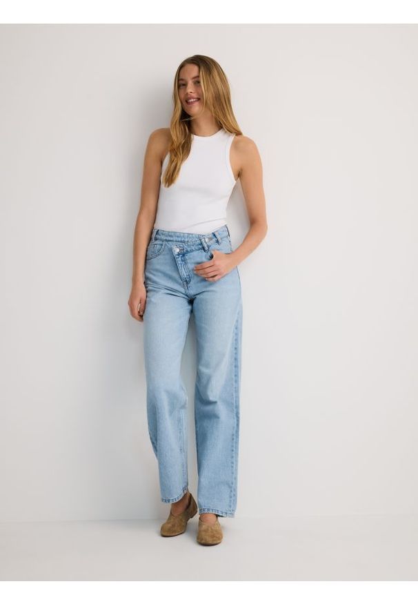 Reserved - Jeansy wide leg z asymetrycznym zapięciem - niebieski. Stan: podwyższony. Kolor: niebieski