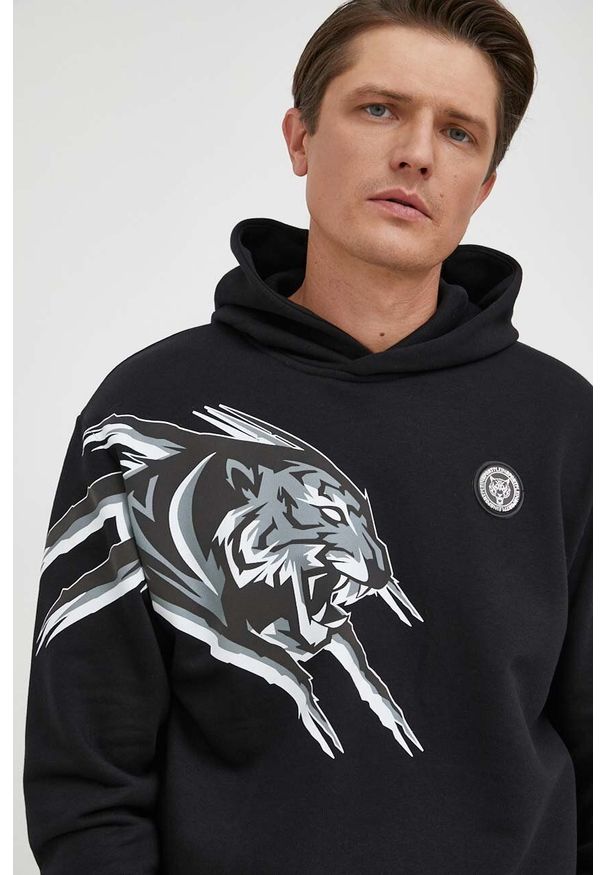 Plein Sport - PLEIN SPORT bluza męska kolor czarny z kapturem z nadrukiem. Typ kołnierza: kaptur. Kolor: czarny. Długość rękawa: długi rękaw. Długość: długie. Wzór: nadruk. Styl: sportowy