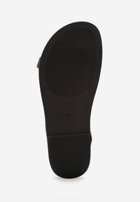 Renee - Ciemnobrązowe Sandały w Stylu Japonek VICES z Paskiem na Palec i Zdobieniem Lilvia. Okazja: na imprezę, na co dzień. Zapięcie: pasek. Kolor: brązowy. Materiał: satyna. Wzór: aplikacja. Sezon: lato. Styl: casual, elegancki #4