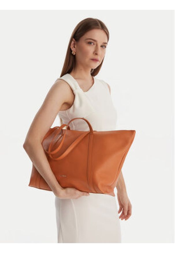 Coccinelle Torebka U45 Coccinellenory E1 U45 11 01 01 Brązowy. Kolor: brązowy. Materiał: skórzane