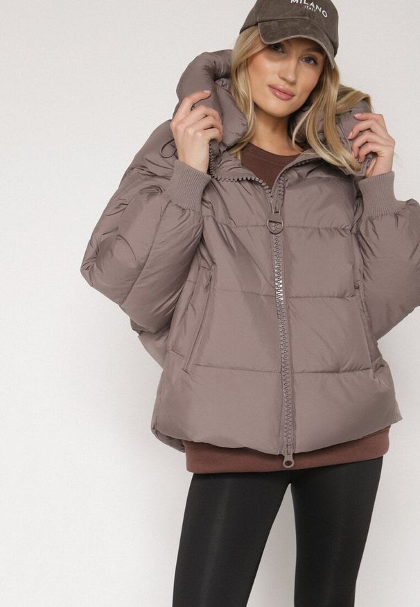 Born2be - Ciemnobeżowa Pikowana Kurtka o Kroju Oversize z Kapturem Mevisana. Okazja: na spacer. Typ kołnierza: kaptur. Kolor: beżowy. Materiał: poliester, dzianina, jeans. Sezon: zima, jesień