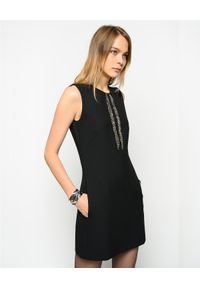 Pinko - PINKO - Sukienka z aplikacją Misurare. Kolor: czarny. Materiał: tkanina. Wzór: aplikacja. Typ sukienki: kopertowe. Długość: mini #5