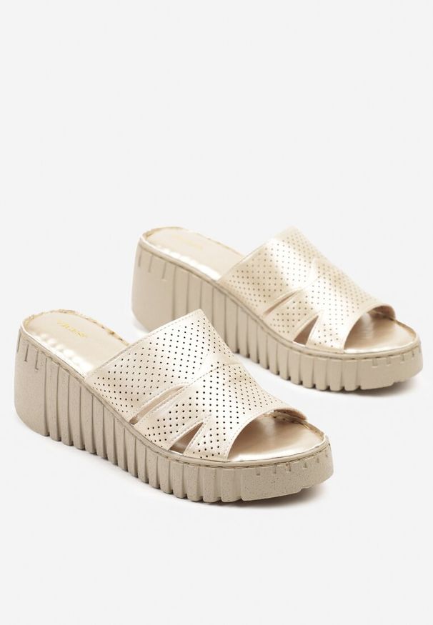 Born2be - Złote Klapki Vices na Koturnie z Perforacją Sarvelina. Okazja: na co dzień. Kolor: złoty. Materiał: materiał. Obcas: na koturnie. Styl: elegancki, casual