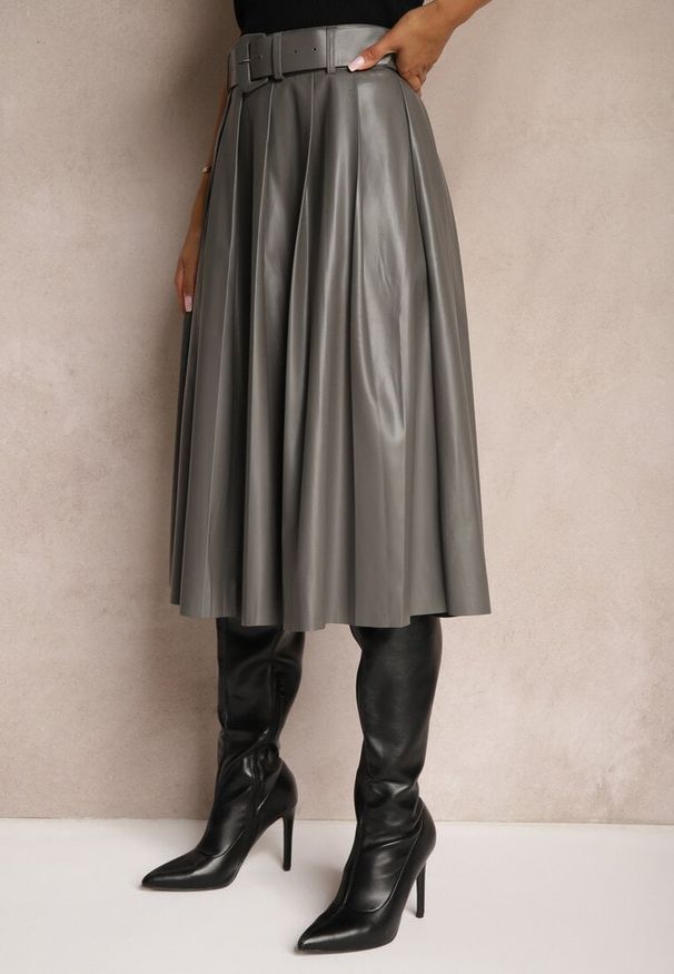 Renee - Szara Plisowana Spódnica w Stylu Preppy o Rozkloszowanym Kroju High Waist z Paskiem Iriviel. Okazja: na co dzień, na imprezę. Stan: podwyższony. Kolor: szary. Styl: elegancki, casual