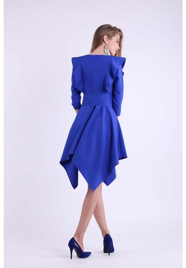 Nommo - Kobaltowa Asymetryczna Sukienka Wizytowa ze Sznurowanym Paskiem. Kolor: niebieski. Materiał: poliester, wiskoza. Typ sukienki: asymetryczne. Styl: wizytowy