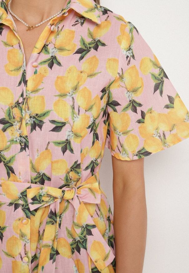 Born2be - Różowa Sukienka Koszulowa o Rozkloszowanym Kroju z Wiązanym Paskiem Laviliona. Okazja: na co dzień. Kolor: różowy. Materiał: jeans. Typ sukienki: koszulowe. Styl: casual, elegancki