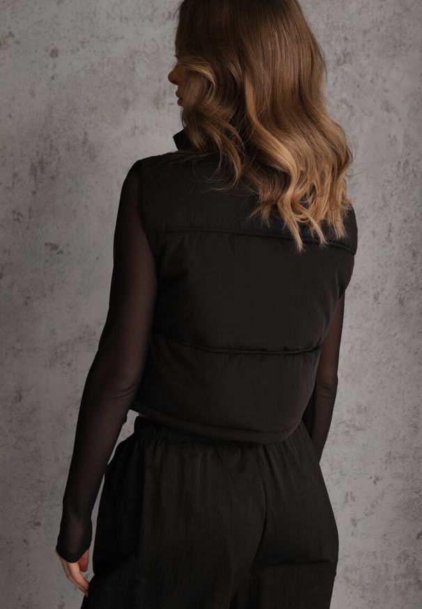 Renee - Czarna Pikowana Kamizelka Puffer o Kroju Crop Tadrel. Okazja: na co dzień. Kolor: czarny. Materiał: poliester, skóra, jeans. Styl: casual