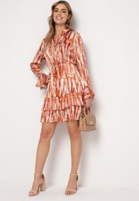 Born2be - Pomarańczowa Sukienka Mini Ozdobiona Falbankami i Akwarelowym Wzorem Panava. Typ kołnierza: kołnierz z falbankami. Kolor: pomarańczowy. Długość rękawa: długi rękaw. Wzór: aplikacja. Długość: mini #6