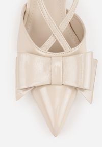 Born2be - Beżowe Eleganckie Szpilki VICES z Ozdobną Kokardą Adrelena. Nosek buta: szpiczasty. Zapięcie: sprzączka. Kolor: beżowy. Wzór: aplikacja. Materiał: skóra, lakier. Sezon: lato. Obcas: na szpilce. Styl: elegancki. Wysokość obcasa: średni #5
