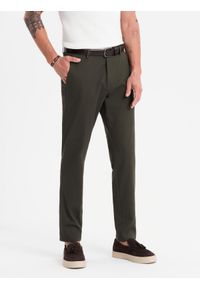 Ombre Clothing - Męskie spodnie chino REGULAR FIT z delikatną strukturą – ciemnozielone V4. Okazja: na co dzień. Kolor: zielony. Materiał: tkanina, elastan, bawełna. Styl: klasyczny, casual