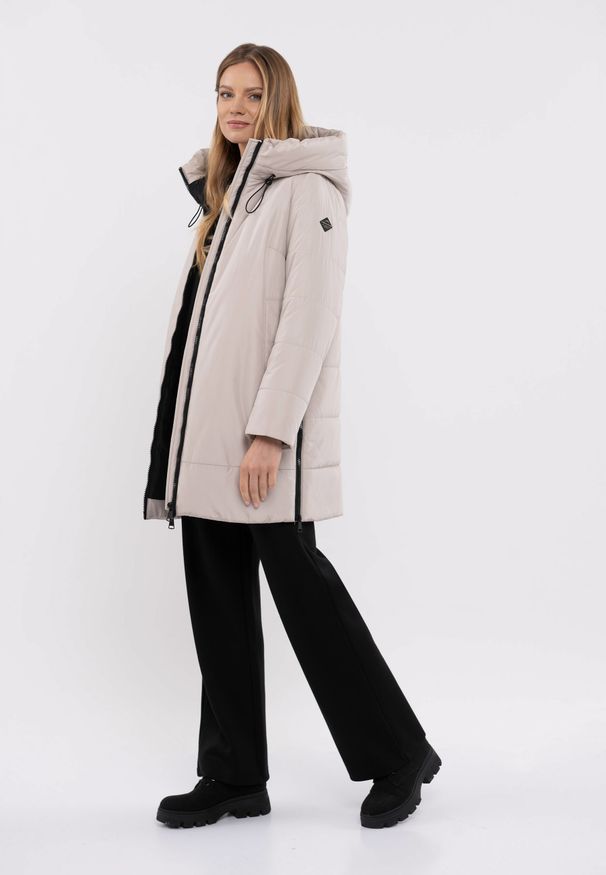 Volcano - Krótki płaszcz z kapturem J-ADRIA. Okazja: na co dzień. Typ kołnierza: kaptur. Materiał: dzianina, materiał. Długość: krótkie. Wzór: gładki. Sezon: zima, jesień. Styl: casual, elegancki