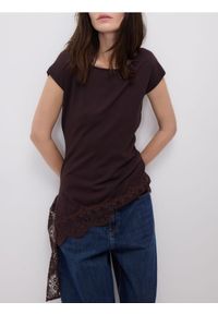 Reserved - Bluzka z koronkowym wykończeniem - ciemnobrązowy. Kolor: brązowy. Materiał: koronka #1