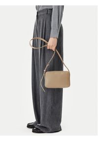Calvin Klein Torebka Embossed Logo Camera Bag K60K612555 Brązowy. Kolor: brązowy. Materiał: skórzane #4