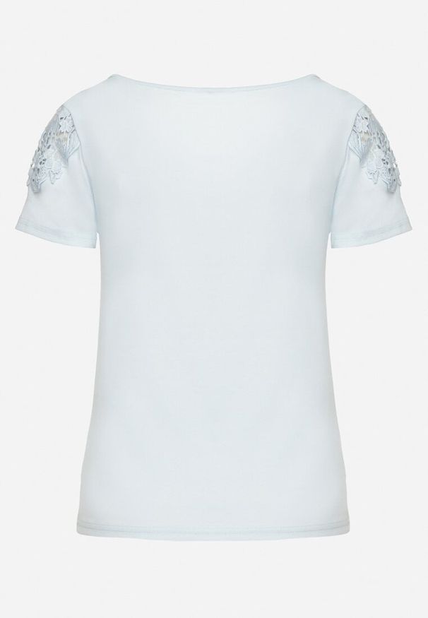 Born2be - Jasnoniebieski Bawełniany T-shirt z Łańcuszkiem i Koronką Liraveira. Okazja: na co dzień. Typ kołnierza: okrągły. Kolor: niebieski. Materiał: bawełna, koronka. Długość rękawa: krótki rękaw. Długość: krótkie. Wzór: koronka. Styl: klasyczny, elegancki, casual