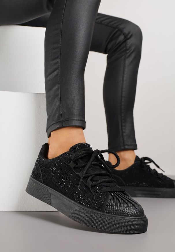 Born2be - Czarne Sneakersy z Tłoczeniami na Nosku Zdobione Cyrkoniami Jadefesa. Okazja: na co dzień. Kolor: czarny. Materiał: jeans, dzianina. Wzór: aplikacja