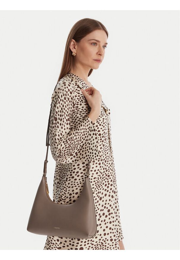 Calvin Klein Torebka Foil Logo Conv Shoulder Bag LV04F3272G Beżowy. Kolor: beżowy. Materiał: skórzane