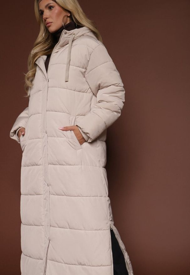 Renee - Jasnobeżowa Prosta Kurtka z Pikowanymi Przeszyciami i Kapturem Acaite. Kolor: beżowy. Materiał: jeans, poliester. Styl: elegancki